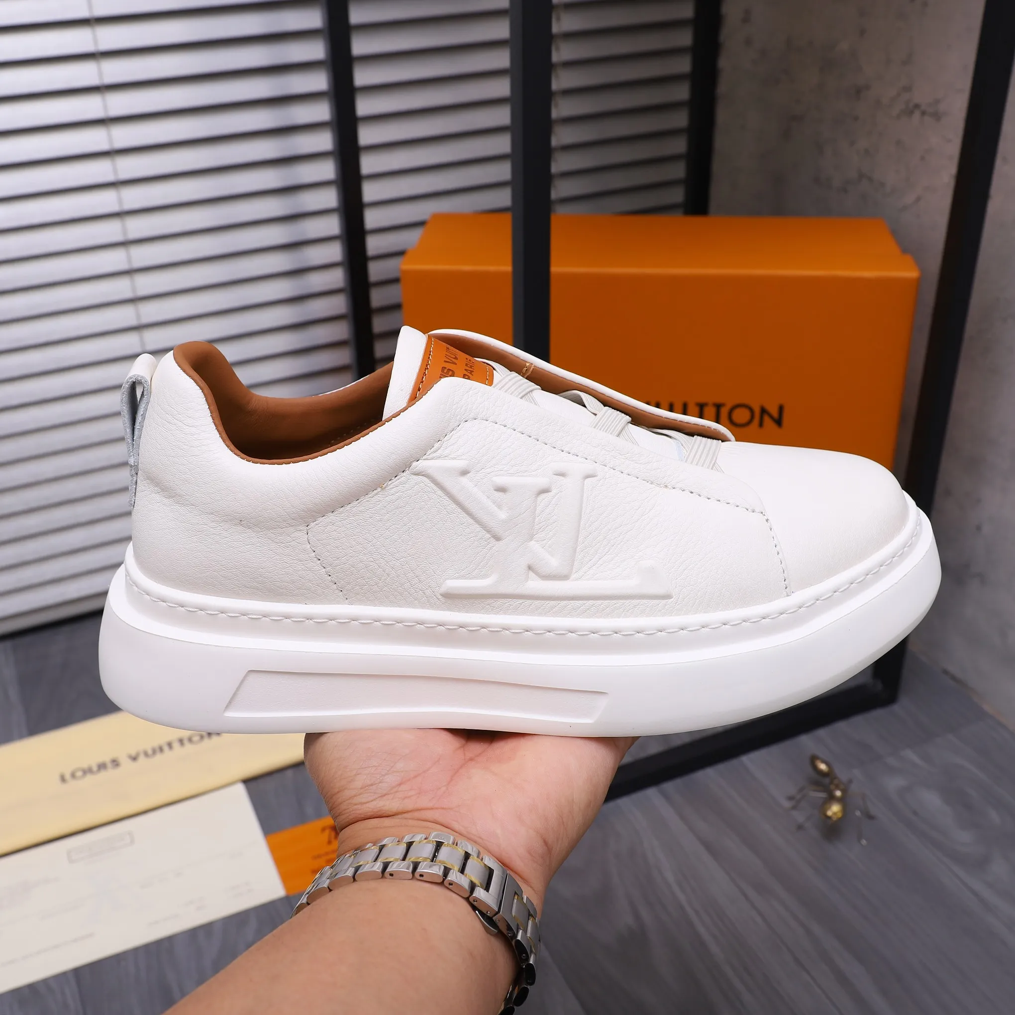 Men's shoes 💰p480 Product trademark: LV "Louis Vuitton" business casual men's shoes Regular size: 38-44 Product material: Selected high-quality pebbled cowhide upper, cowhide lining, rubber outsole